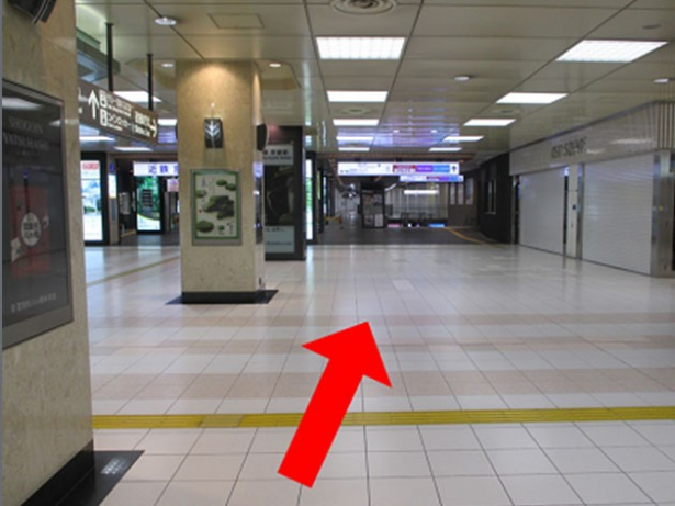 新幹線の改札(中央口)を出て、右斜め前方へお進みください。