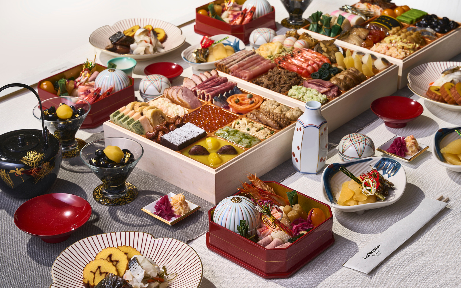 和洋三段重を中心に盛り付けた新年の食卓