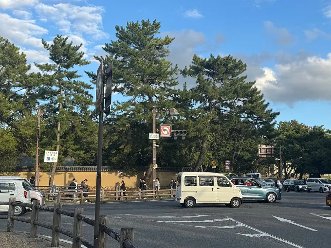 車通りの多い県庁東交差点