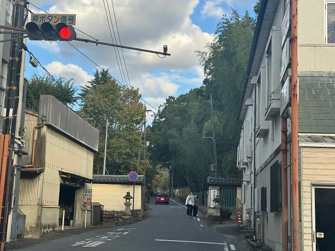 左右に建物が並ぶ細い道路