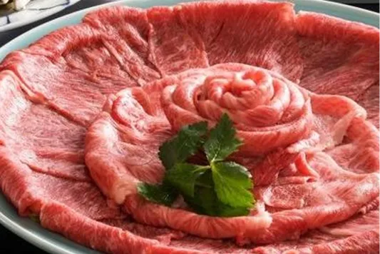 綺麗に並べられた霜降り大和牛の薄切り盛り