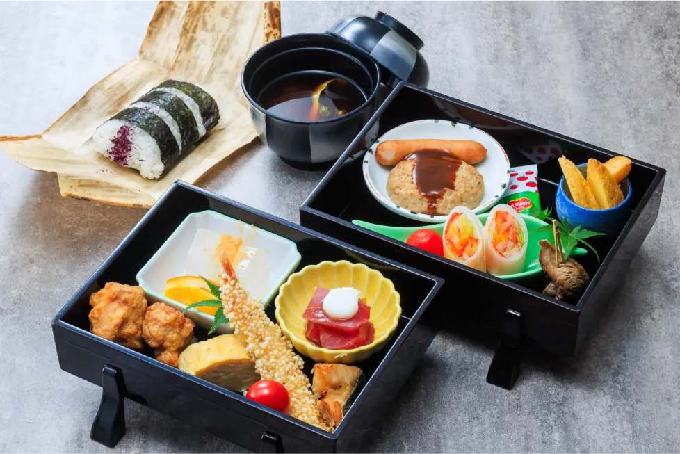 寿司ロールやハンバーグ、エビフライなどが詰められたお子様向けのお弁当。