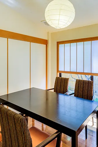 畳の和室、座卓と椅子が置かれた落ち着いた客室