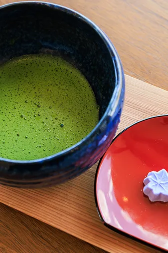 抹茶と和菓子のセット、赤い皿に盛られた甘味