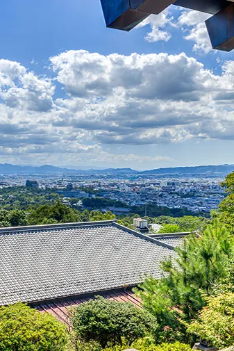 青空と街並みを望む絶景、遠くに山並みが広がる風景