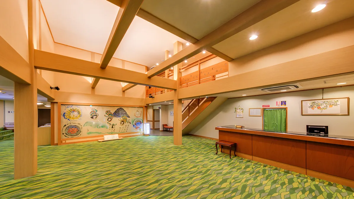 高い天井と梁が印象的なロビー、広々とした開放的な空間