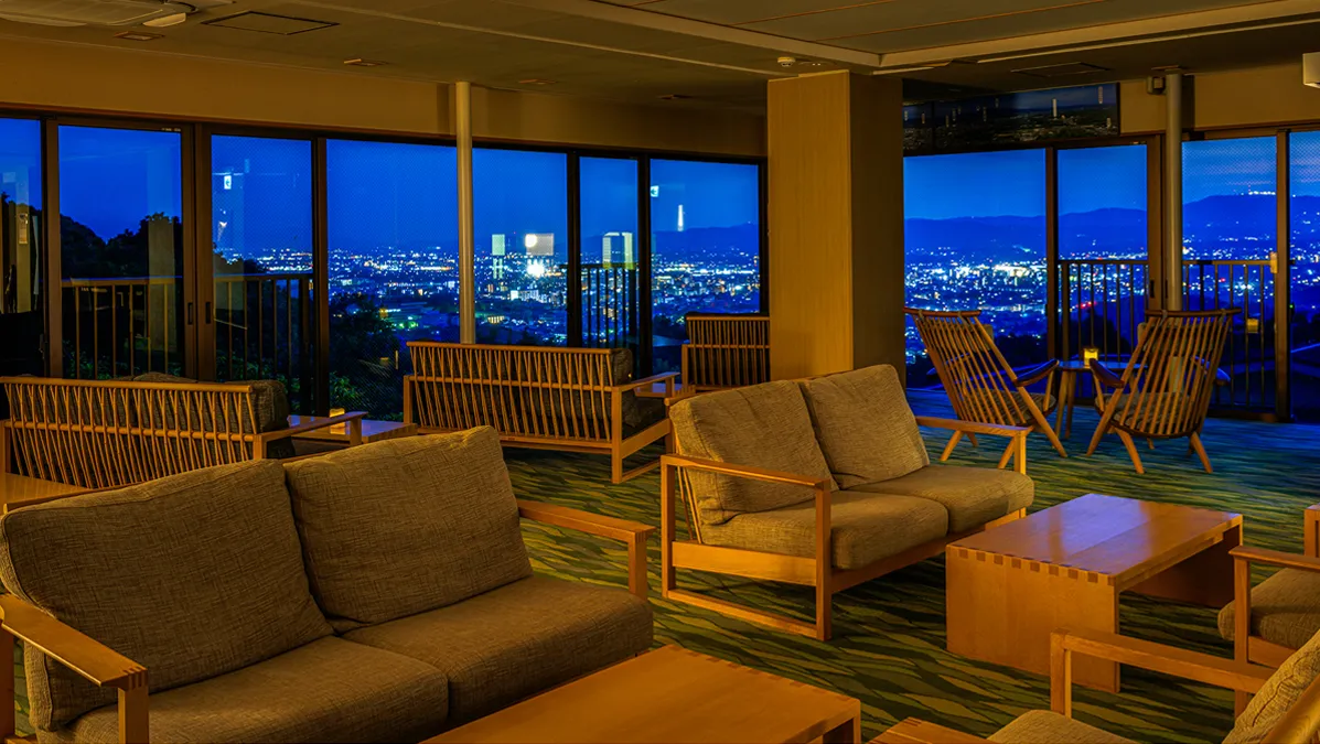 夜景を楽しめるラウンジ、ソファから広がる街の灯り