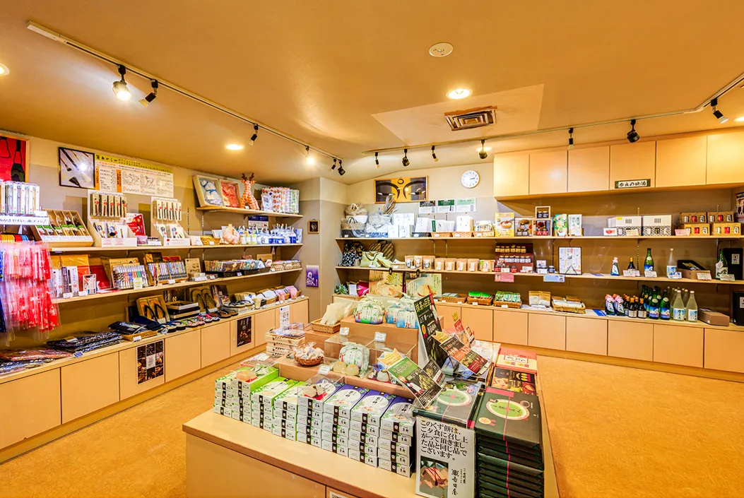 お土産コーナー、棚に並ぶさまざまな商品