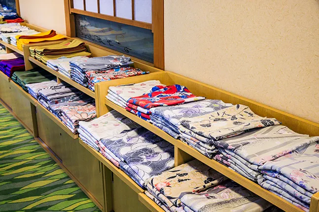 色とりどりの浴衣が並ぶ棚、自由に選べるサービス