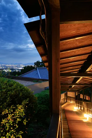 夜景と廊下がライトアップされた旅館の通路。