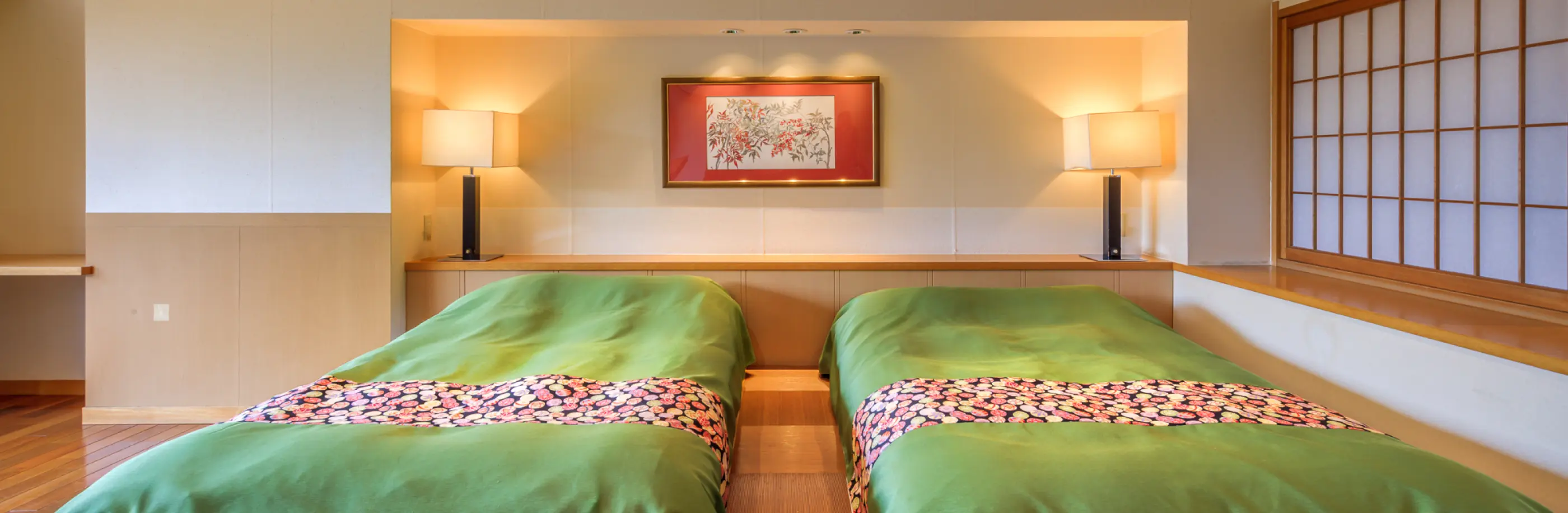 木製の露天風呂(温泉)と庭園が見えるデッキ