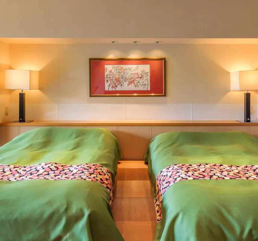 木製の露天風呂(温泉)と庭園が見えるデッキ