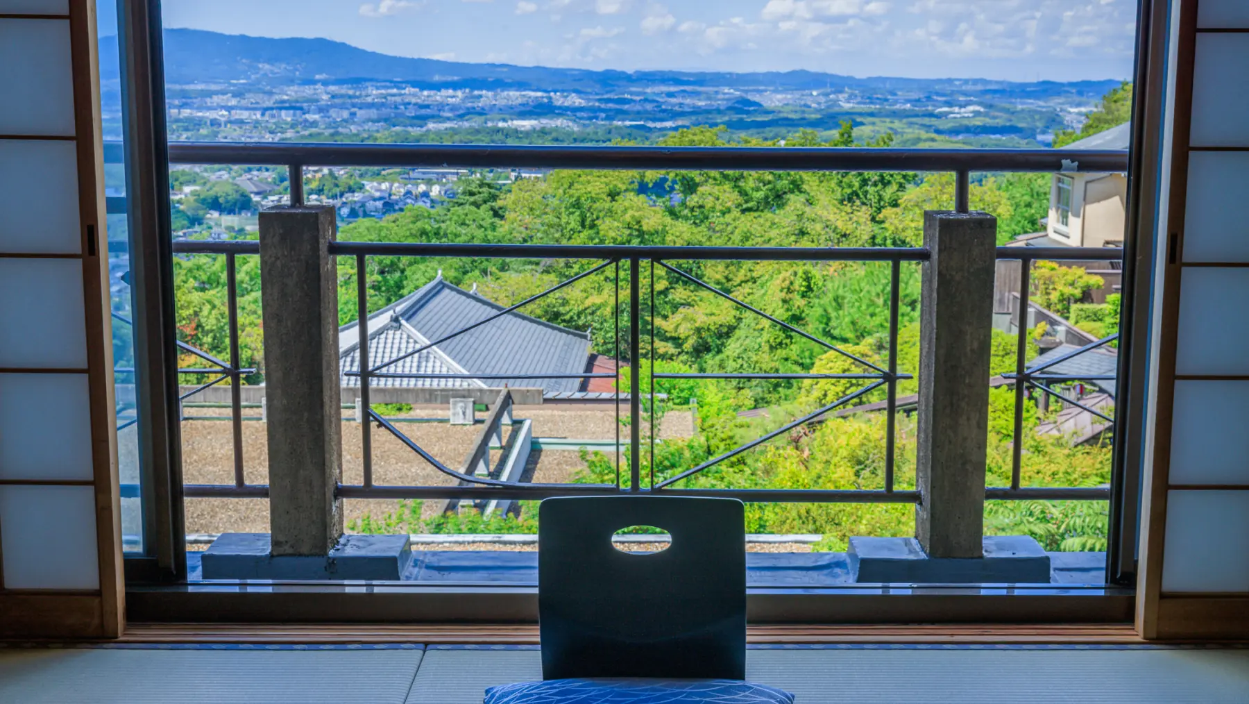 奈良の街並みを一望できる、客室の窓際から撮影した写真。