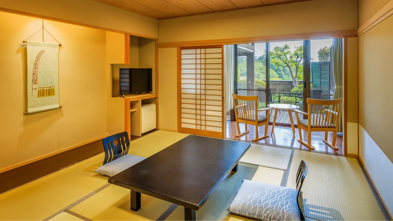 庭に面した縁側（バルコニー）付きの和室（畳の部屋）。