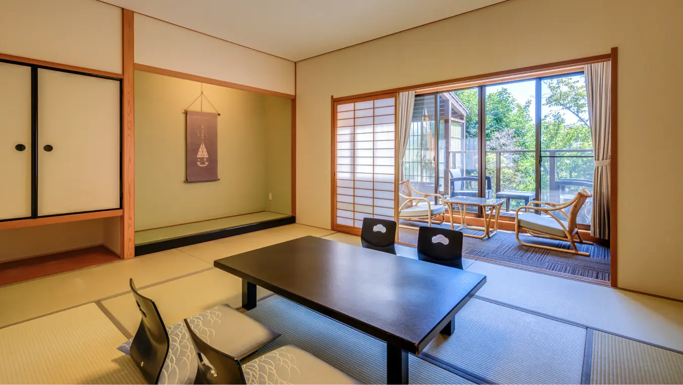 バルコニーに面したモダンな和室。