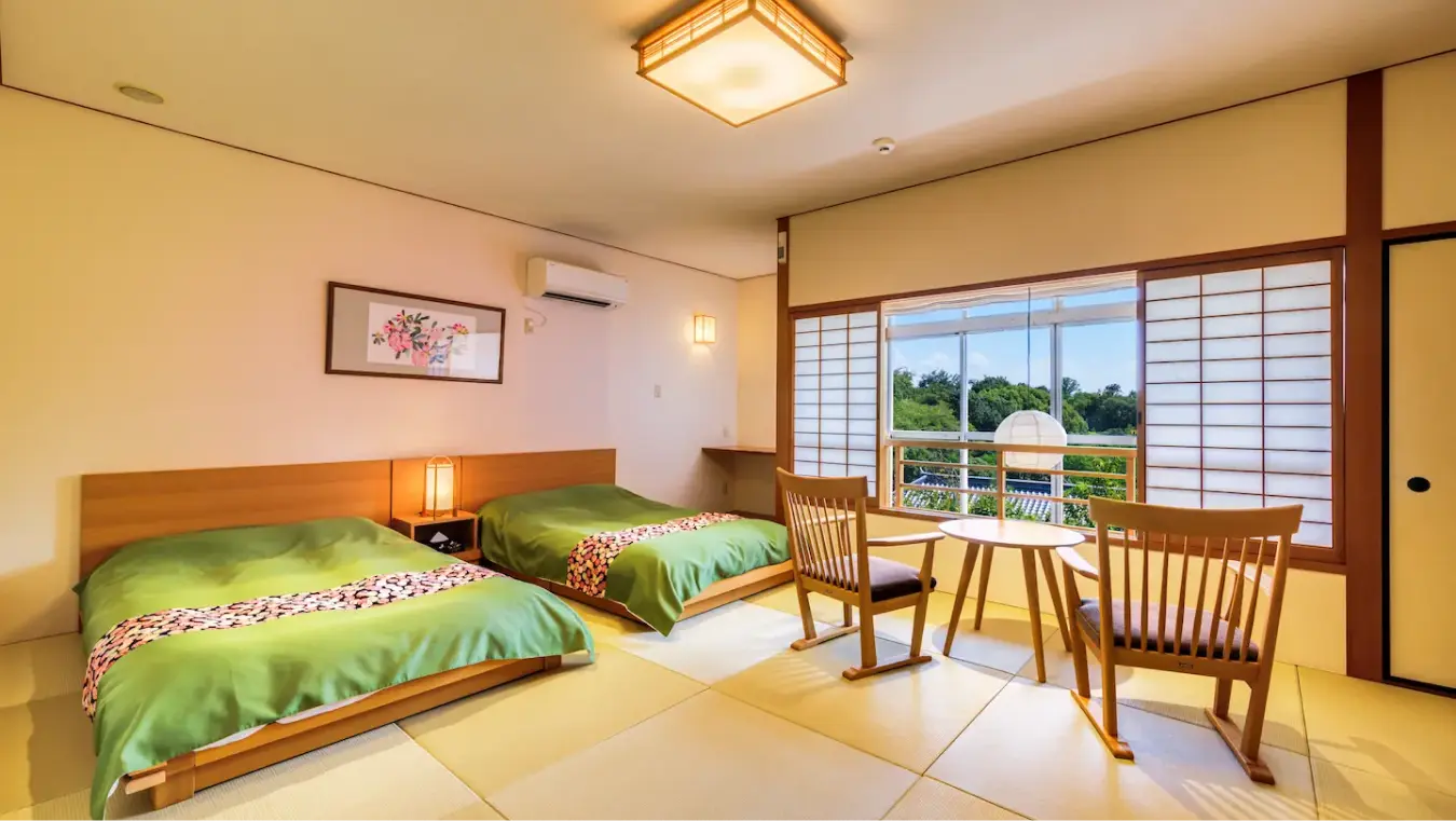 畳敷きにツインベッドがある和モダンな客室。