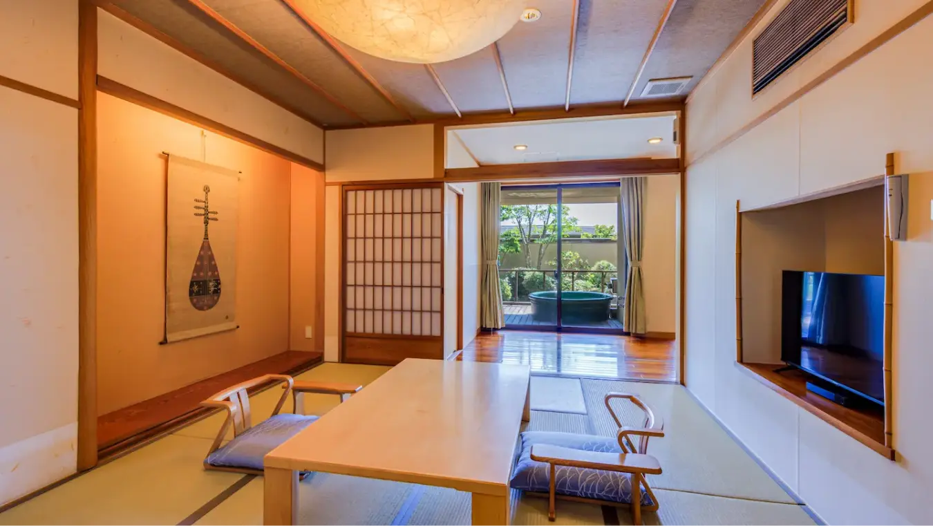 露天風呂（温泉）が見えるフローリングの縁側付きの和室。