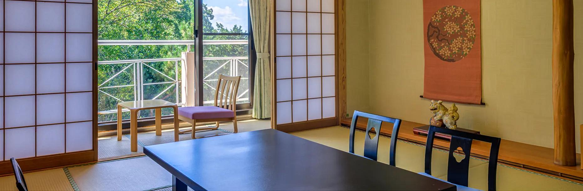 和室の広間と障子越しに見えるバルコニーの景色