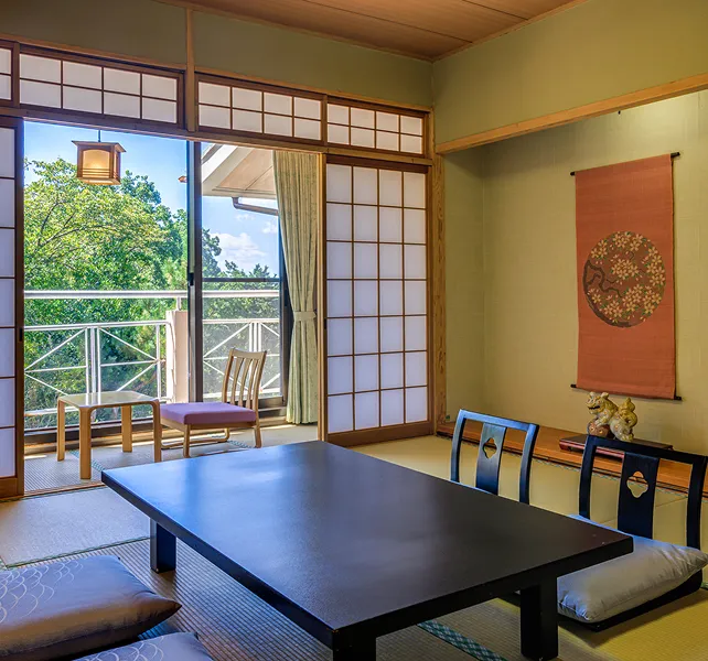 和室の広間と障子越しに見えるバルコニーの景色