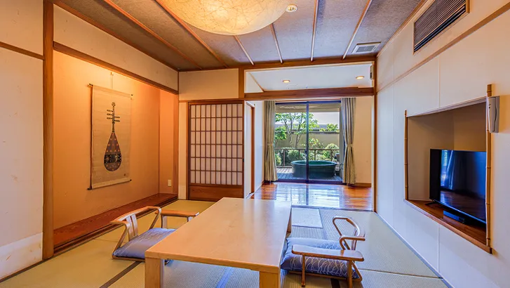 床の間とテレビを備えた和室と庭に面した縁側