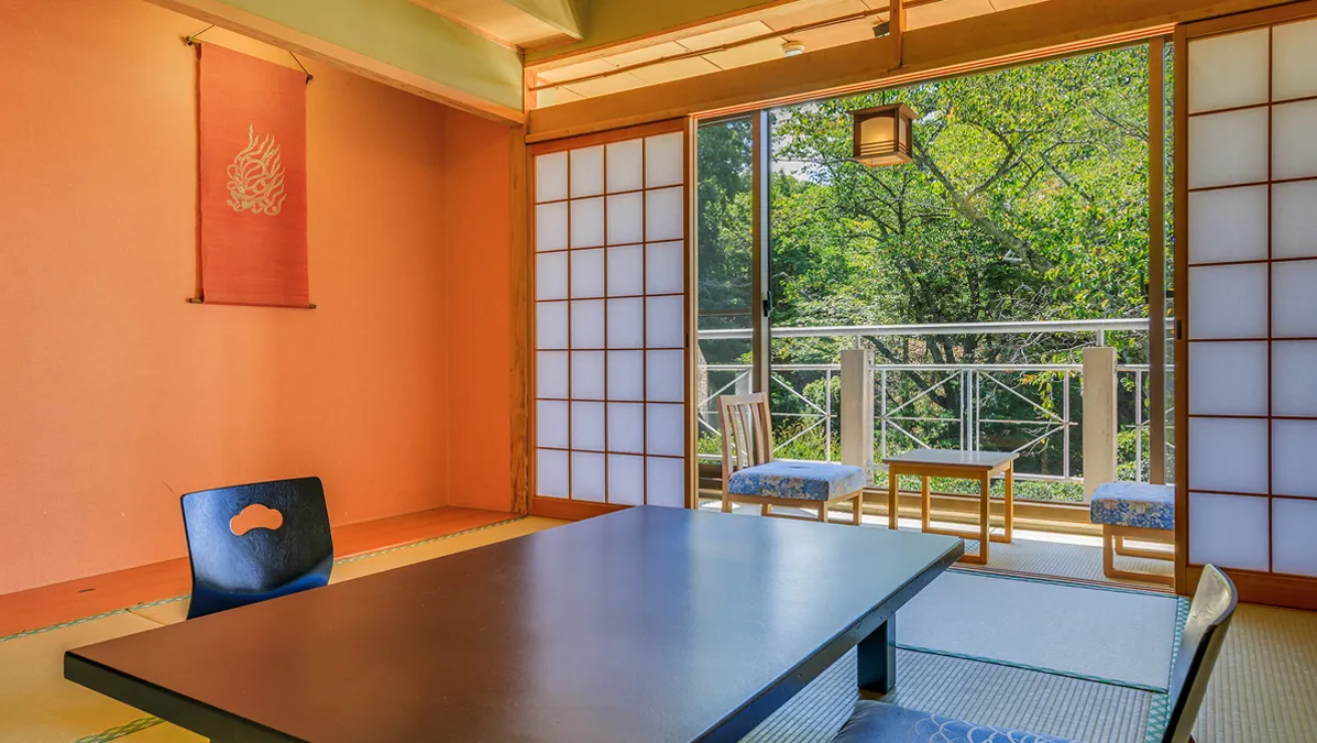 赤い床の間がある和室と緑を感じるバルコニー