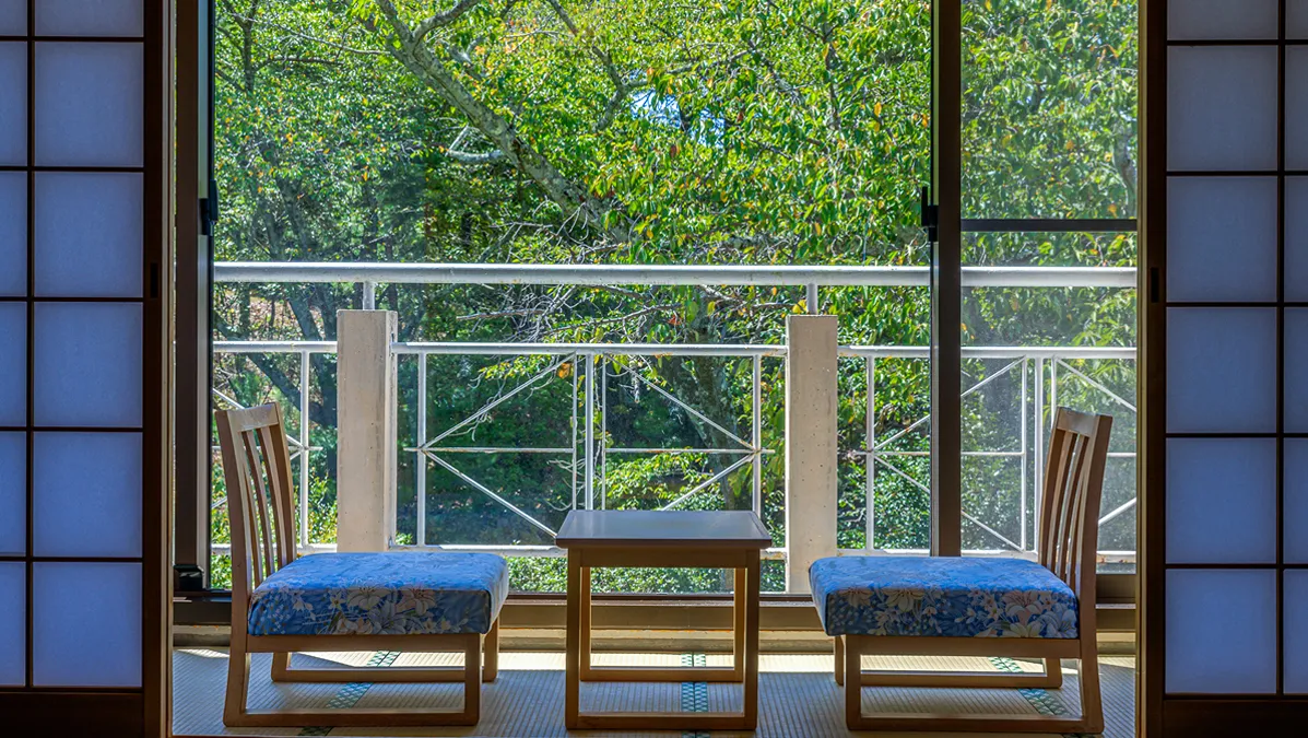 窓際の椅子とテーブルから奈良盆地を一望する風景