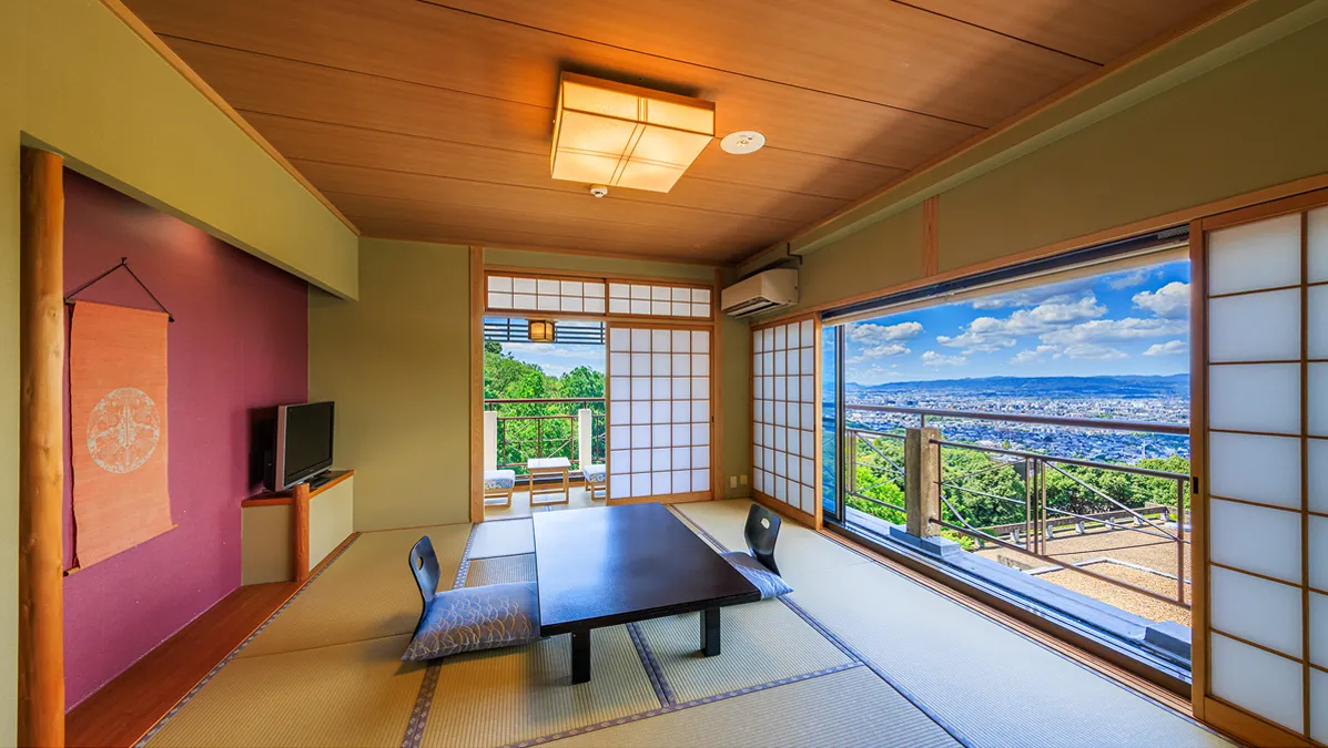 畳の和室と大きな窓から望む奈良の街並み