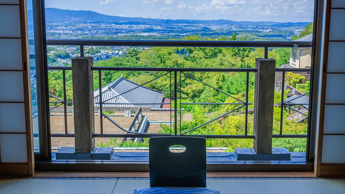 客室から眺める山と街並みの広がる景色