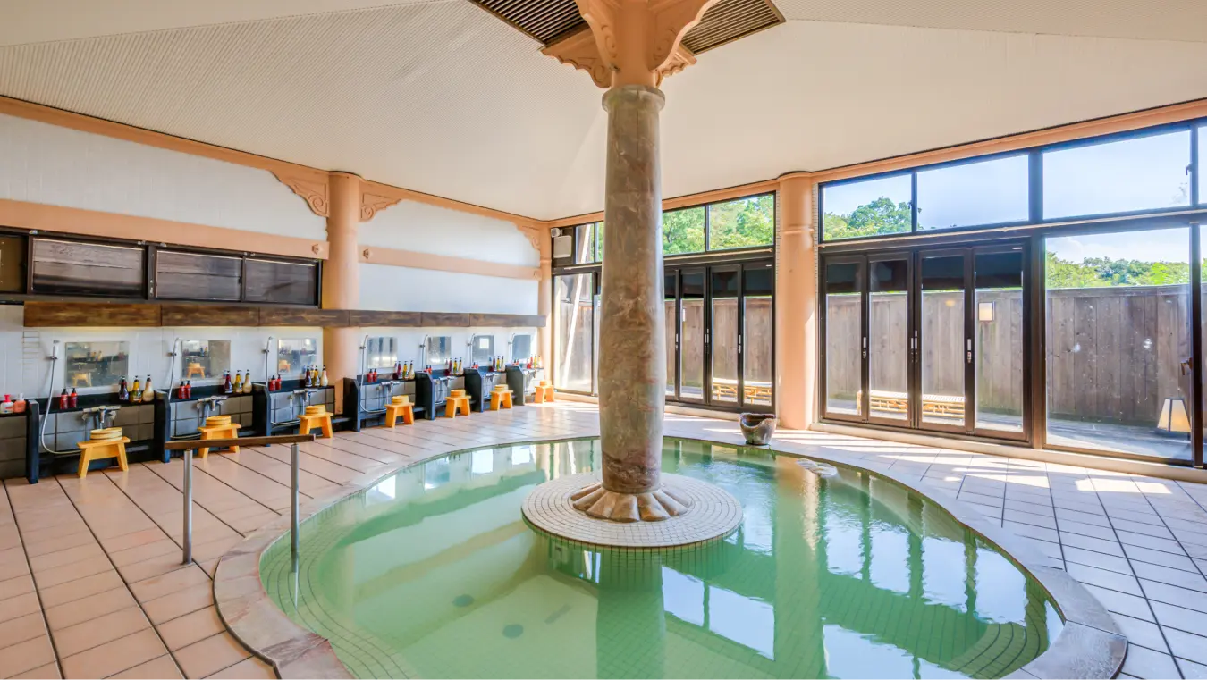 天井が高く開放的な内風呂。中央に柱があり、洗い場が並んでいます。