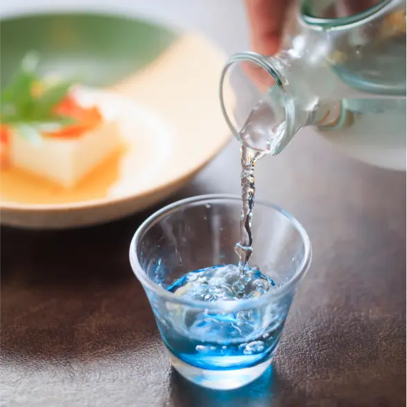 グラスに注がれている日本酒をクローズアップした写真。