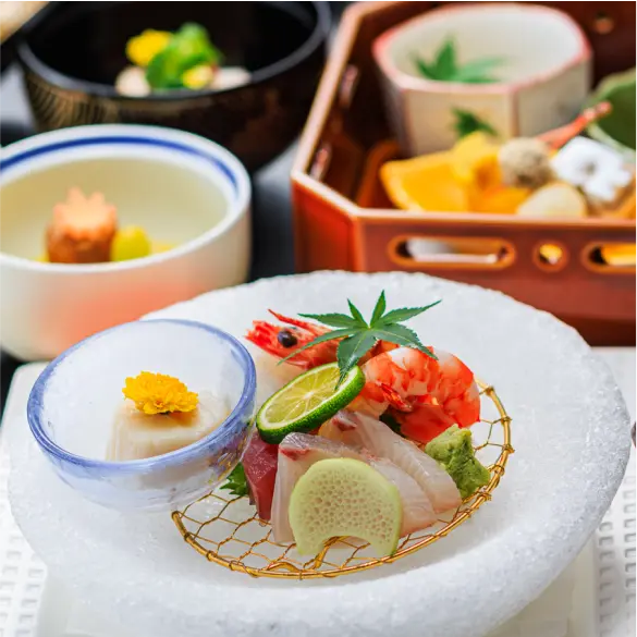 会席料理の献立のひとつである、鯛やエビなどの新鮮な刺身が盛りつけられた写真。