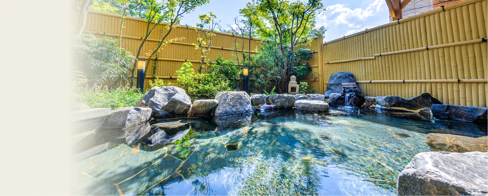 緑豊かな庭園の中に岩風呂が広がる露天風呂。竹垣に囲まれ、自然の光と風を感じながら入浴できます。
