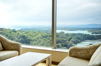 大きな窓から伊勢志摩の自然を楽しめる