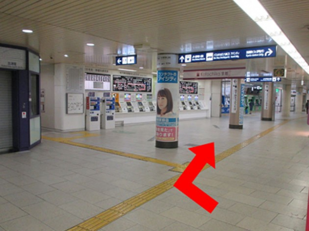 地下鉄烏丸線京都駅(中央1改札口)の改札を出て右にお進みください。