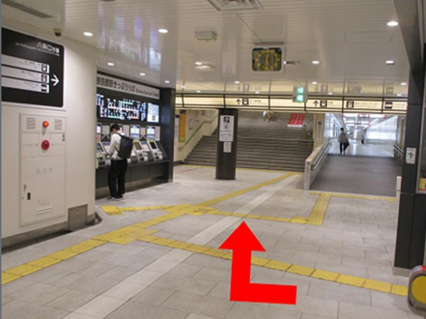 地下鉄烏丸線京都駅(南改札口)の改札を出て右にお進みください。