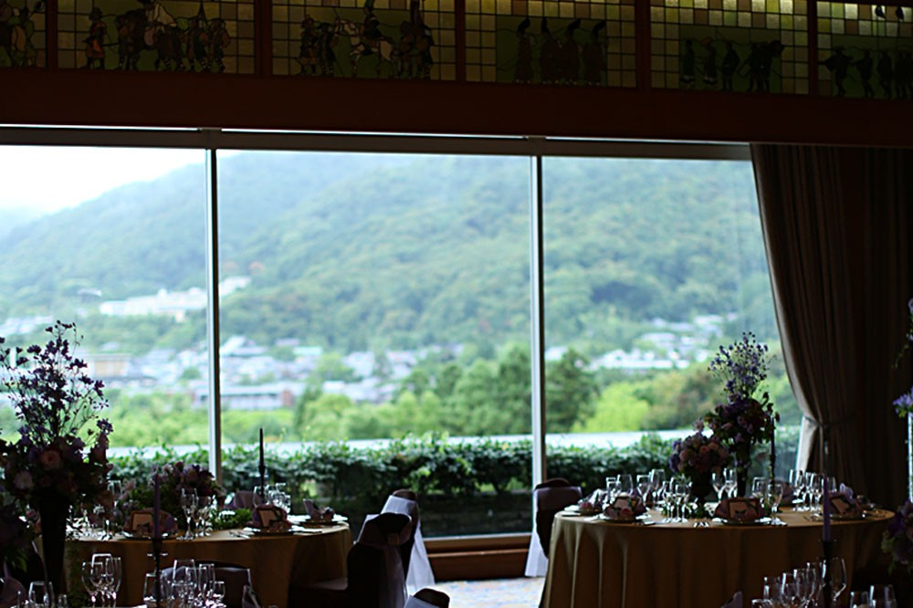 東山の景色と京都市文化財（名勝）登録の日本庭園を望む