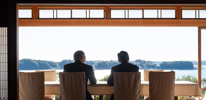 英虞湾を眺めながら伊勢志摩の未来を語り合う三嶋総支配人と松田社長