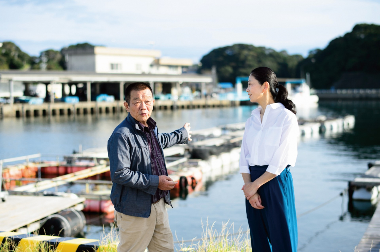 淺井さんと樋口総料理長。入札後のふぐを入れておく、海上にあるいけす前で。