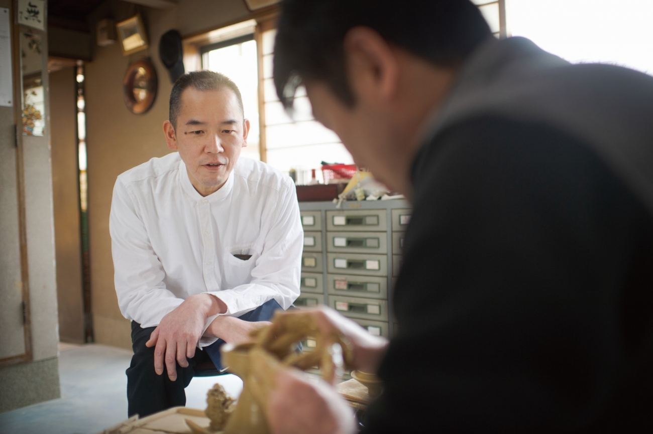 塚原料理長と話しをする潮さん（右）