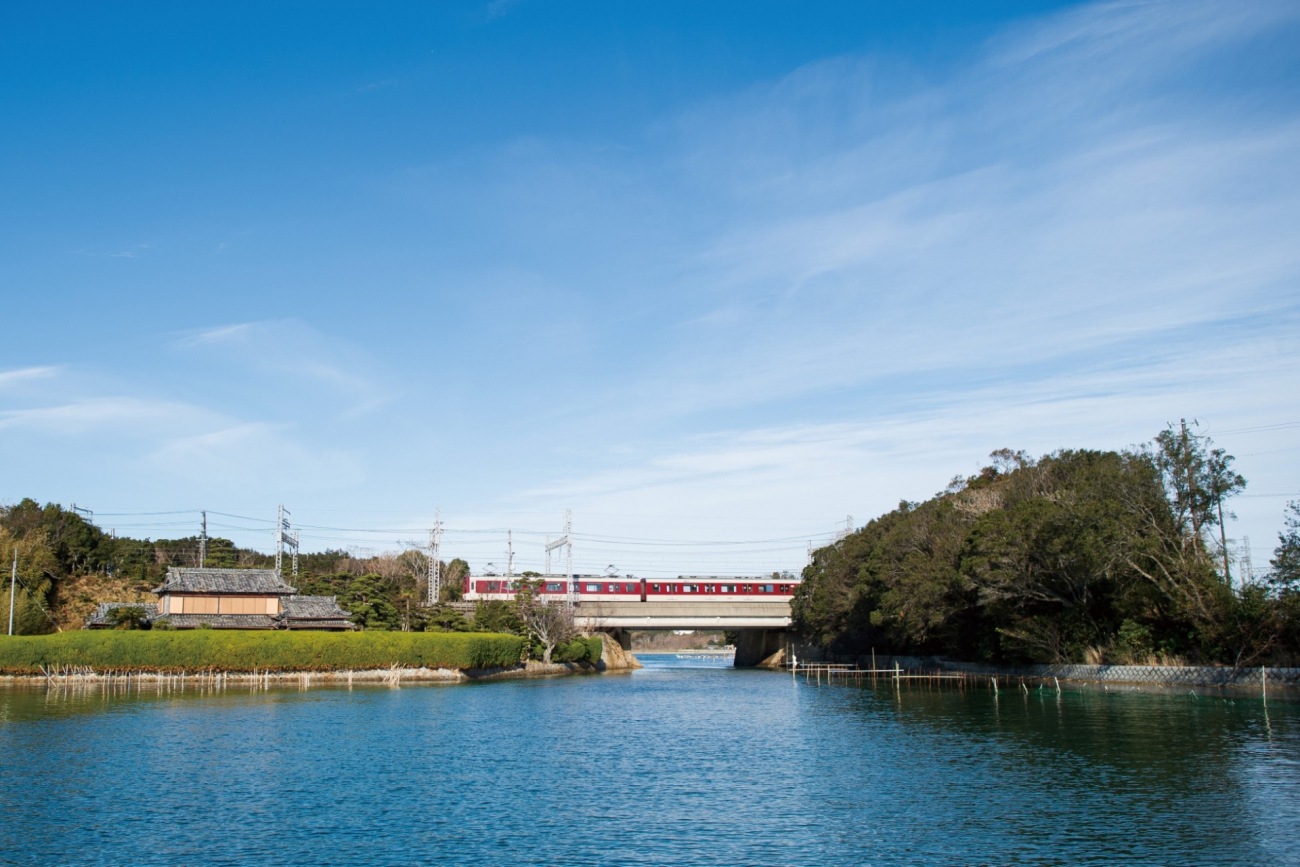 鉄道橋の下を通り抜ける