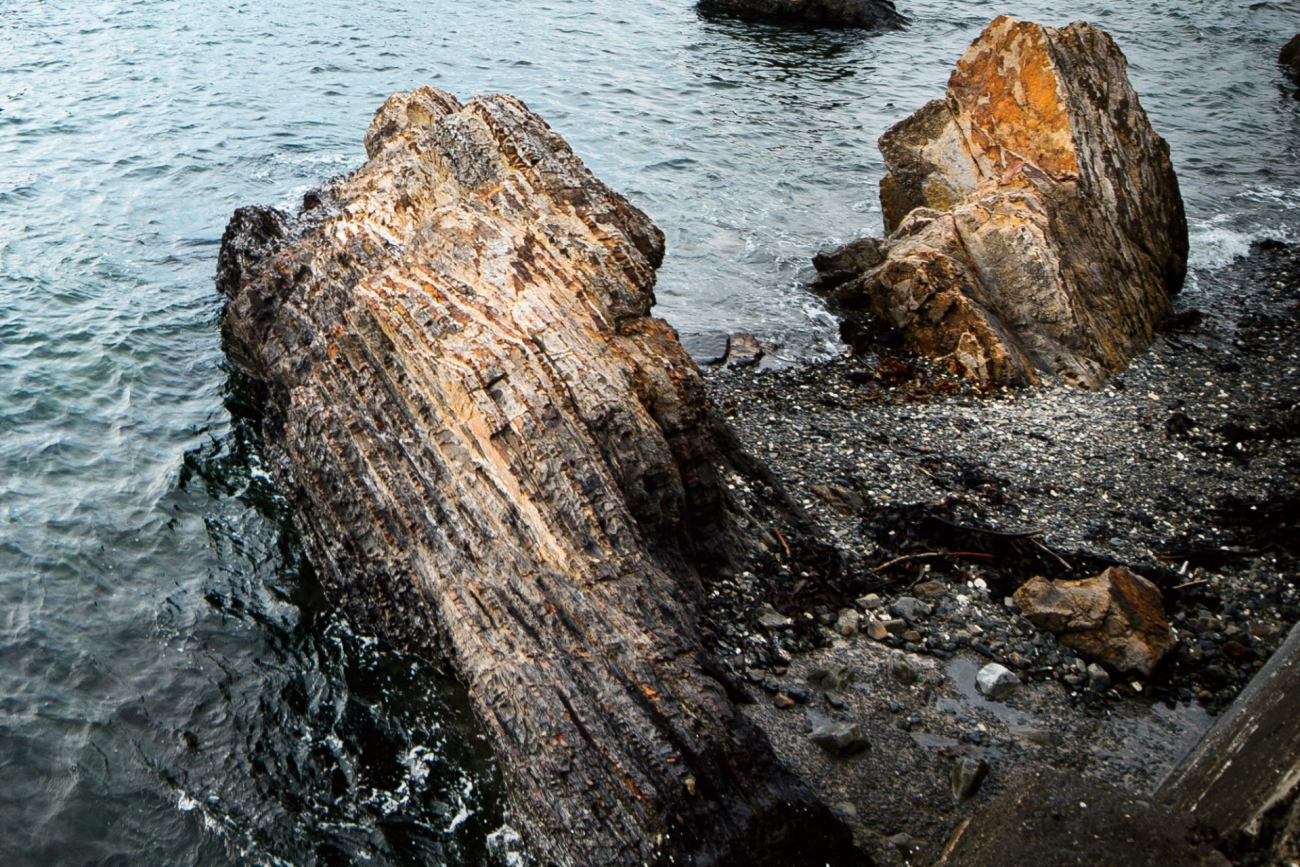 縦に縞々の地層の岩を見ることができる志摩半島のリアス海岸