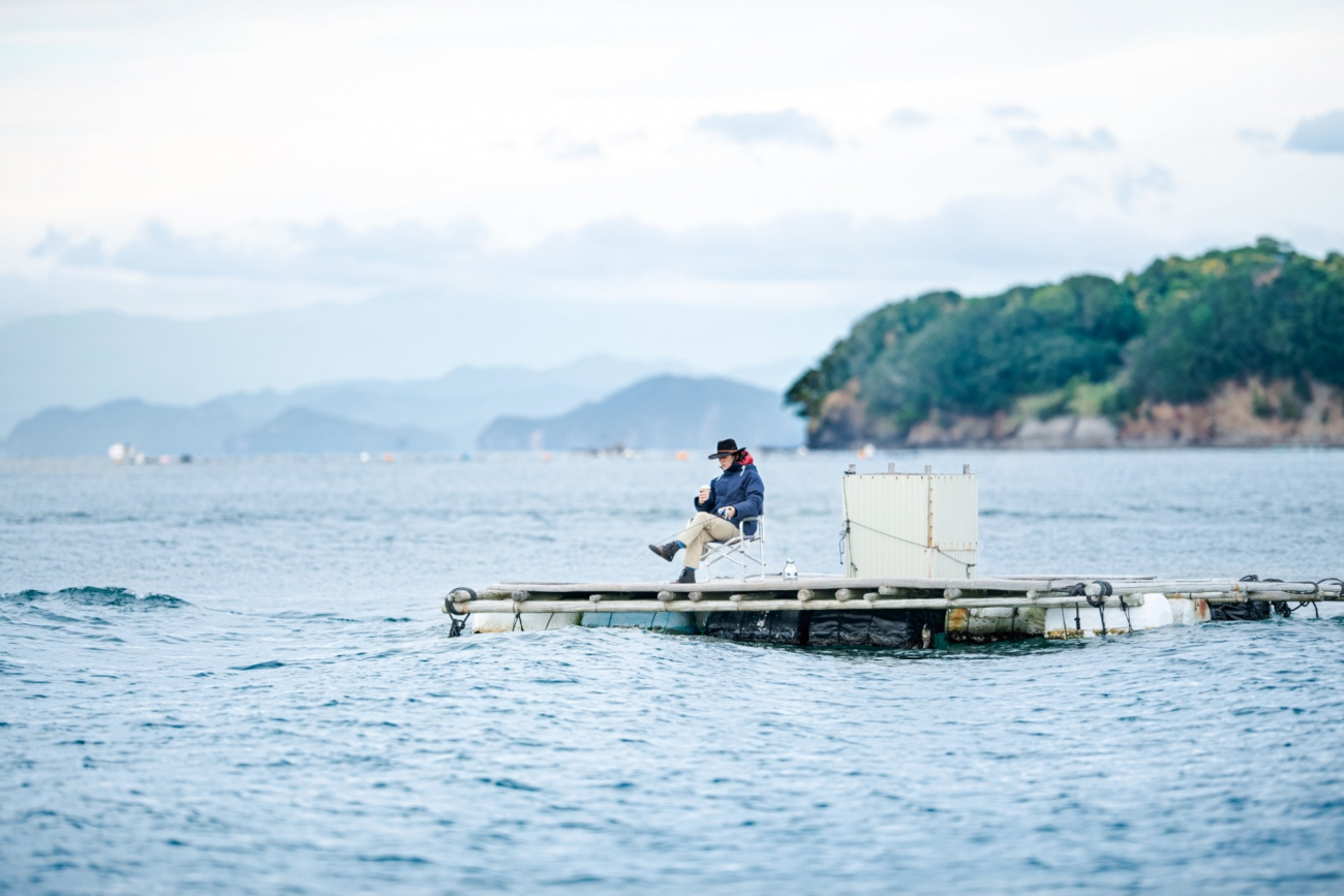 海に浮かぶ釣り筏