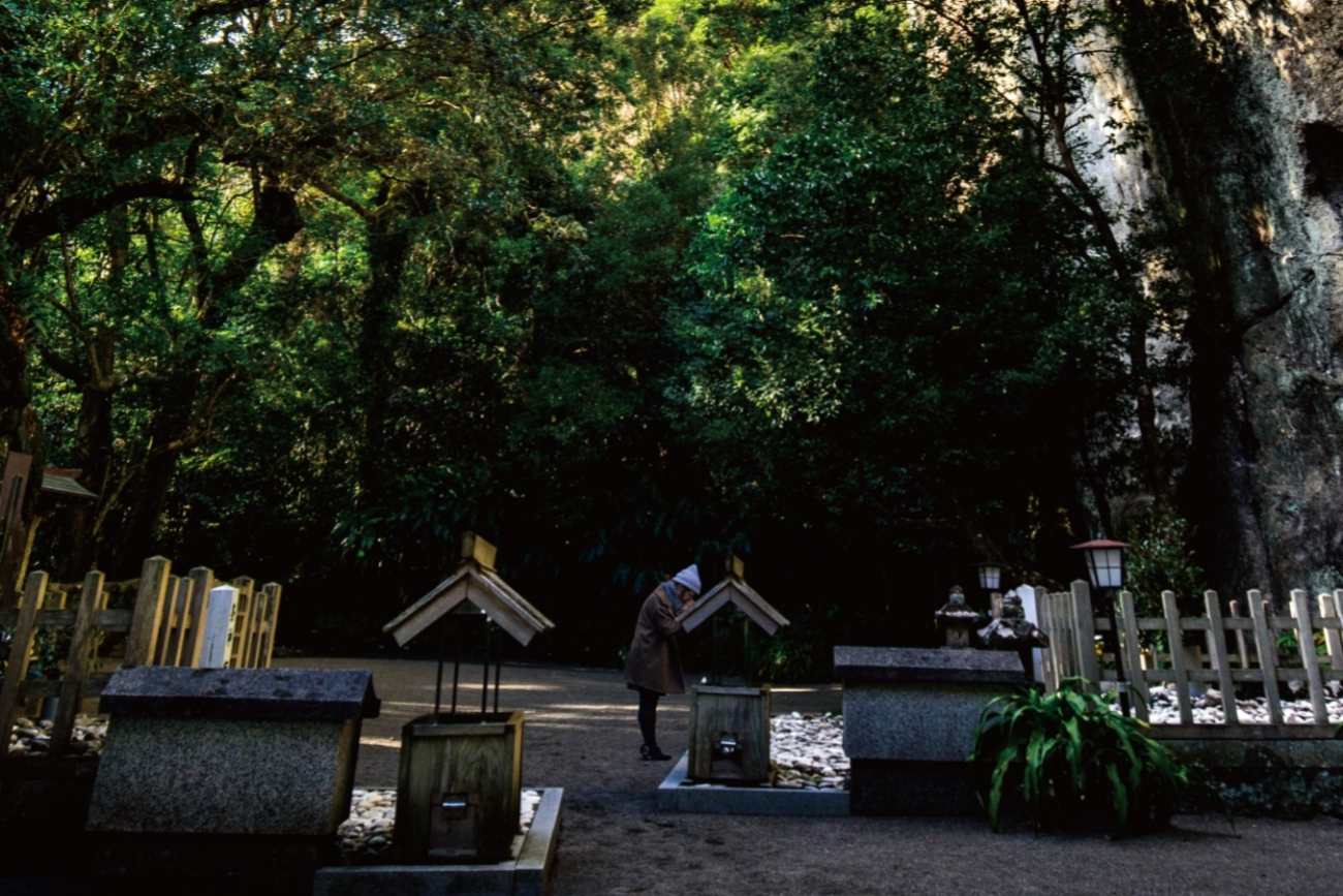 花の窟神社境内