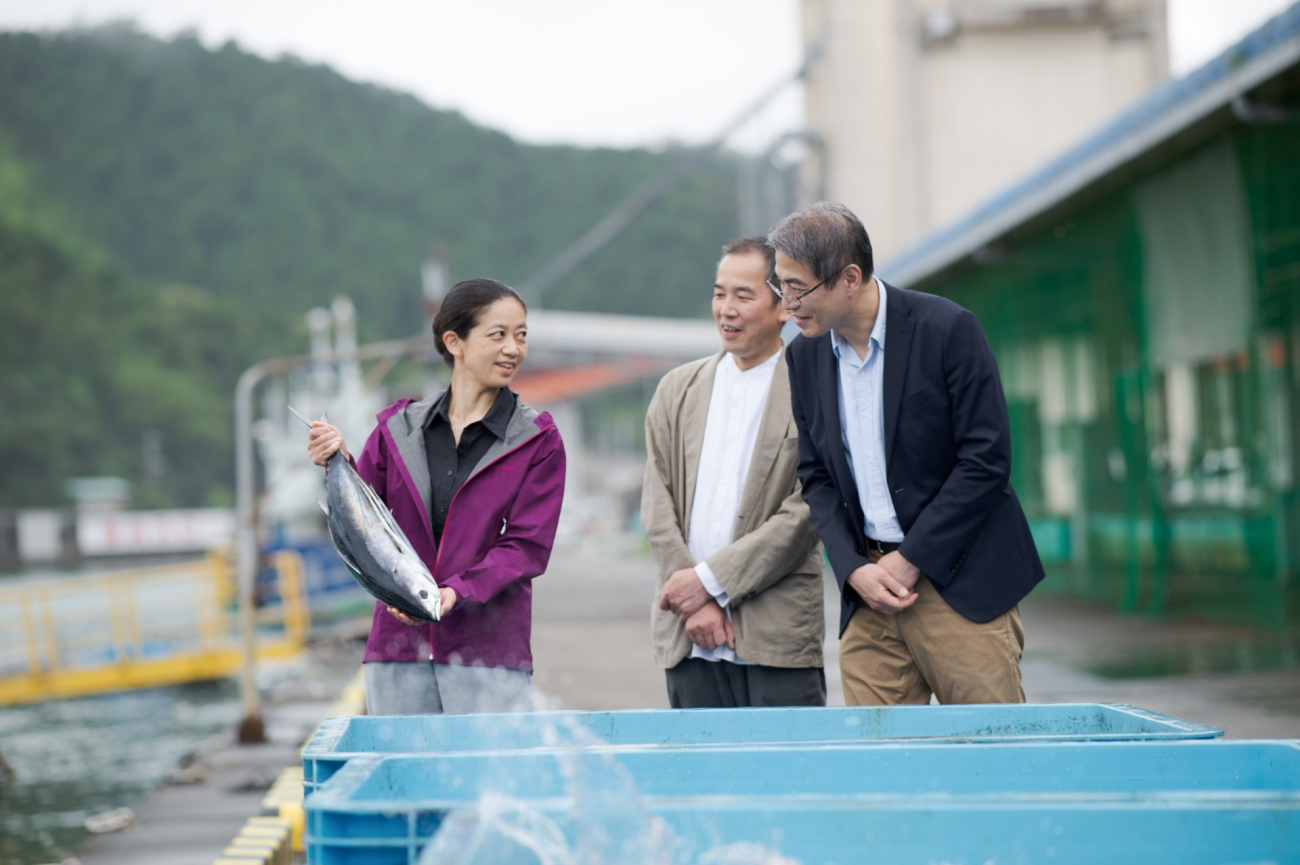 一本釣りのカツオを手に取り料理談議をする樋口総料理長、塚原和食総料理長、杉原シェフソムリエ