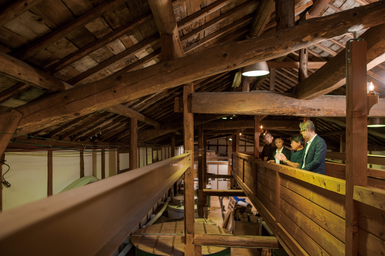 酒蔵見学（写真左から塚原和食総料理長、樋口総料理長、杉本隆司社長、杉原シェフソムリエ）