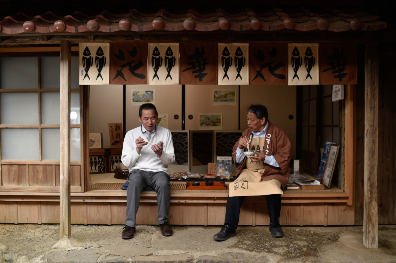 試食しながらだしについて語り合う塚原和食料理長（左）と天白社長（右）