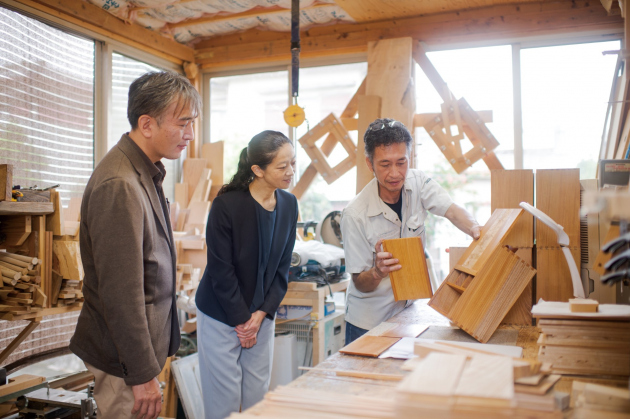 金屋さんから制作のこだわりについて説明を受ける樋口総料理長と栗野シェフ