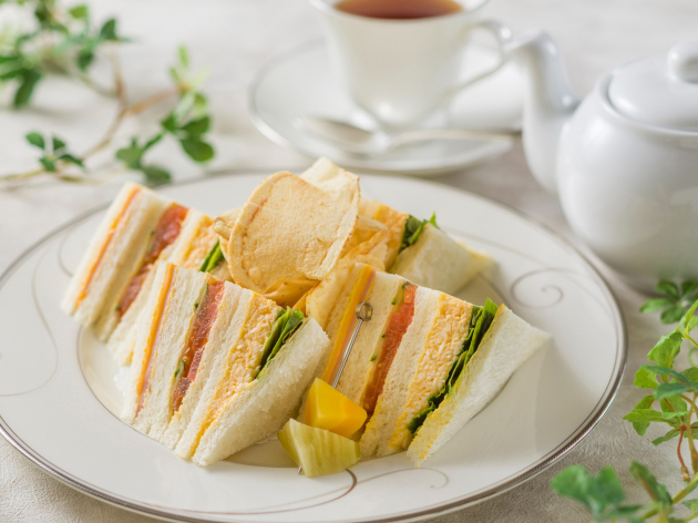 ハムとチーズ、野菜のサンドウィッチ