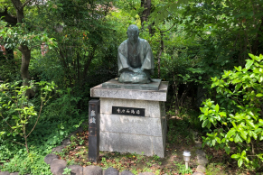 井原西鶴像(生國魂神社境内)