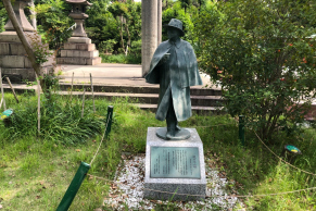 織田作之助像(生國魂神社境 内)